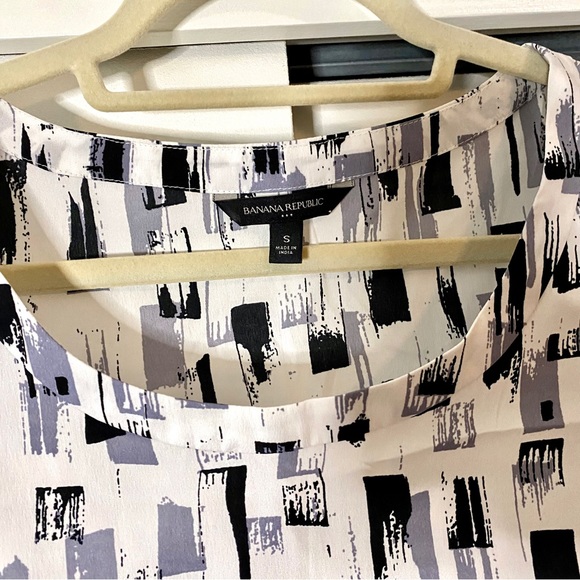 Banana Republic short sleeve blouse- S - Picture 2 of 3